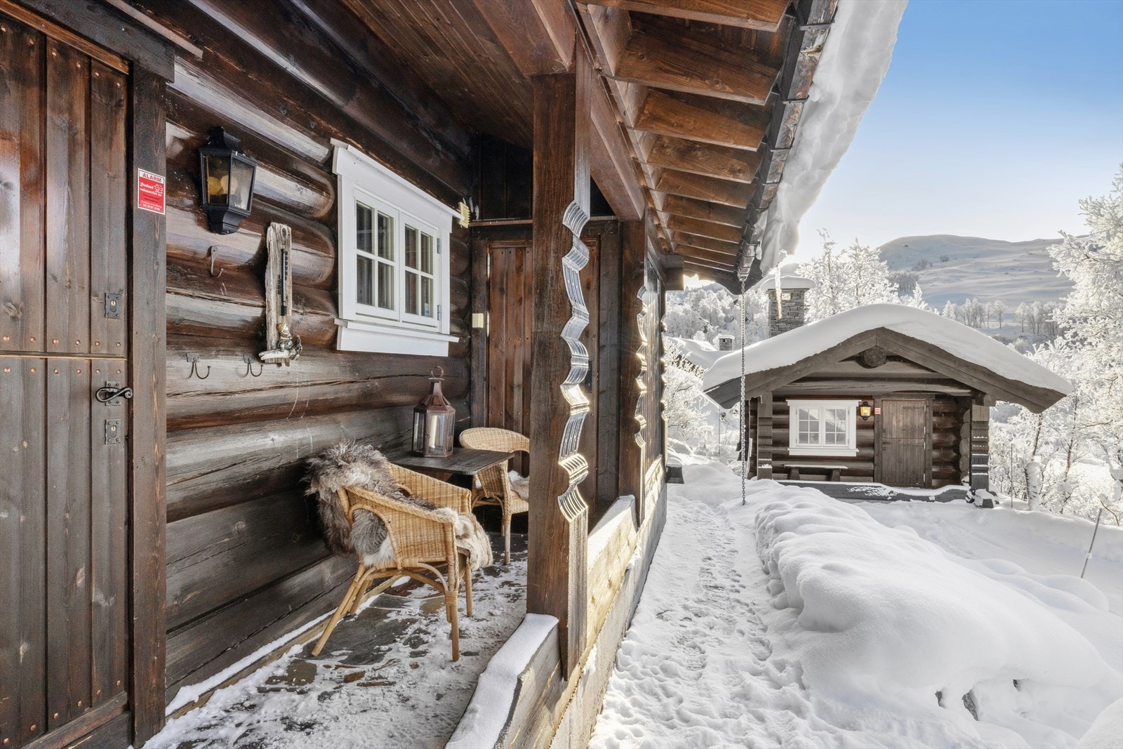 Det overbygde inngangspartiet gir en lun og praktisk velkomst - uansett vær og årstid. Galleribilde