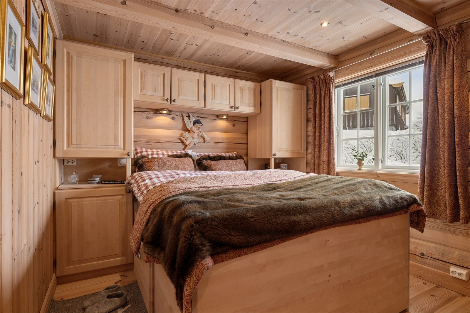 Dobbeltsengen med smart oppbevaring gjør rommet både praktisk og innbydende. Galleribilde