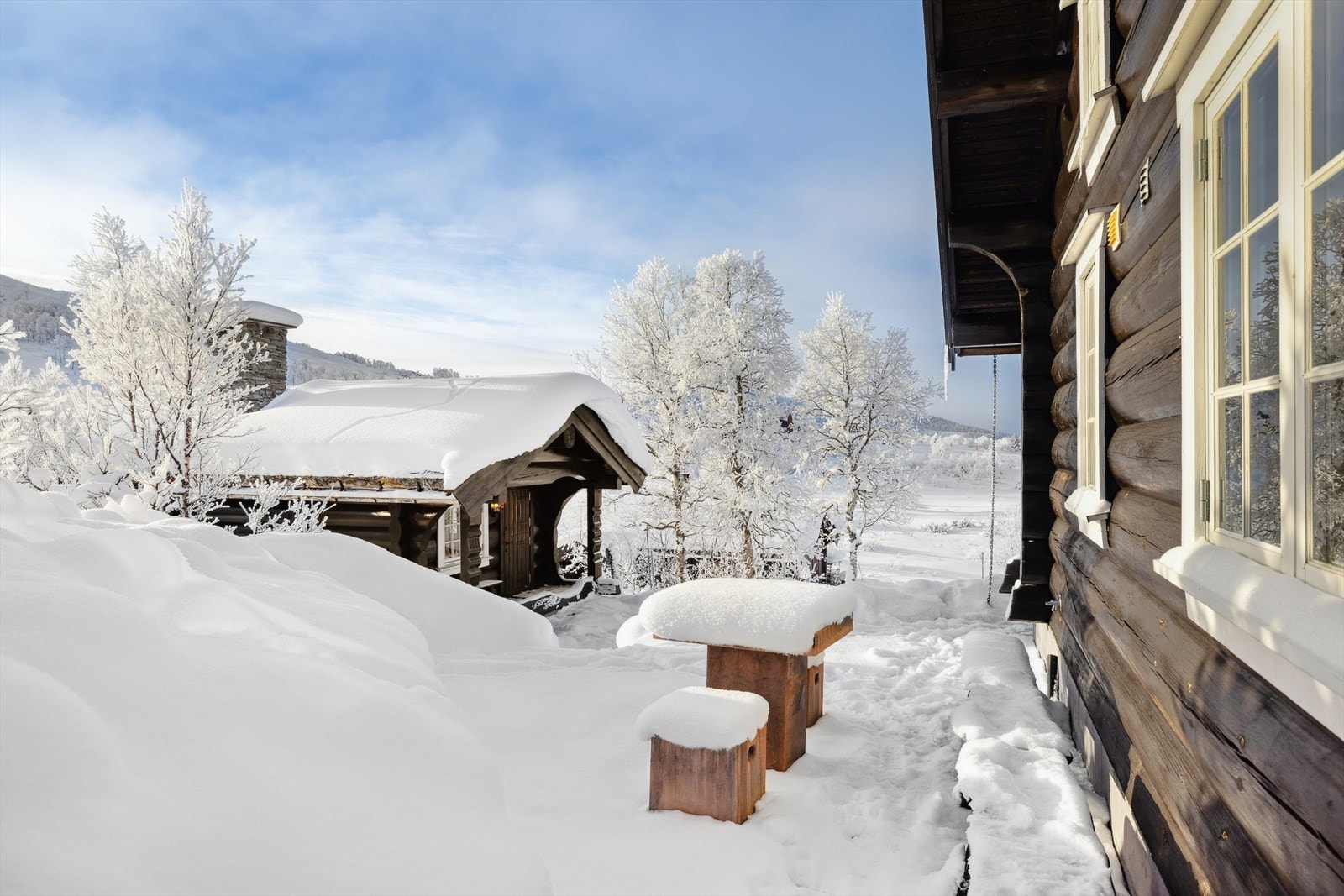 Et vakkert førsteinntrykk av hytta og annekset, der kvalitetsmateriale og torvtak smelter inn i naturen. Galleribilde