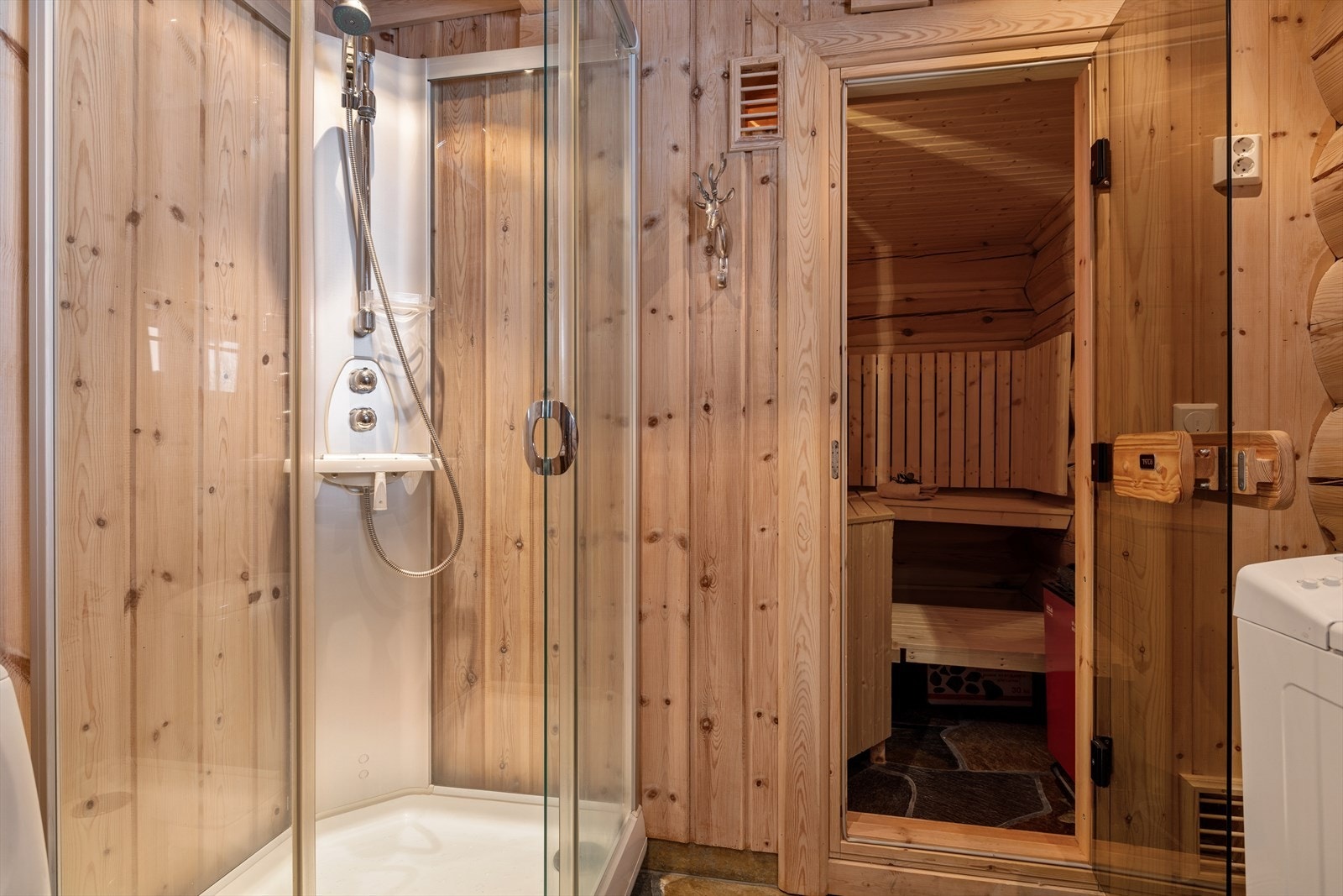 Herfra har du praktisk adkomst til badstuen - perfekt etter lange dager ute. Galleribilde