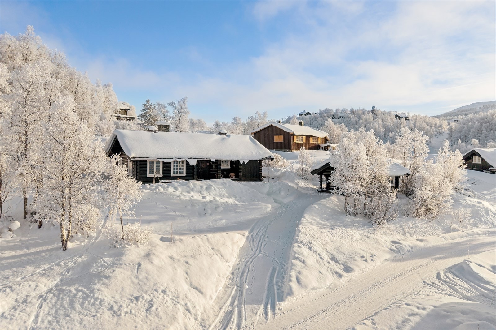 Velkommen til Svineglupvegen 19 - Hytte og annekset som ligger samlet som et lite fjelltun - lunt, usjenert og perfekt plassert i terrenget. Galleribilde