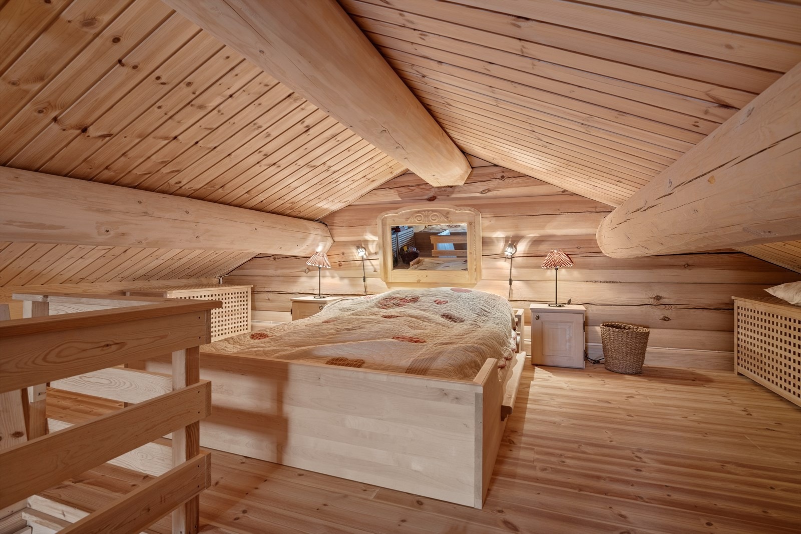 Hemsen strekker seg over deler av hytta og byr på et gulvareal på 32 m2 som ikke er medregnet i hyttas totale areal pga takhøyden. Galleribilde