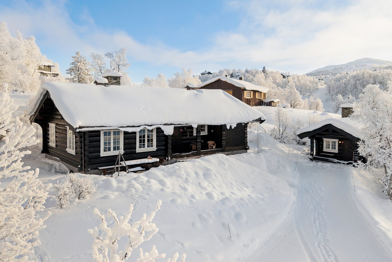 Velkommen til Svineglupvegen 19 - Hytte og annekset som ligger samlet som et lite fjelltun - lunt, usjenert og perfekt plassert i terrenget. Galleribilde