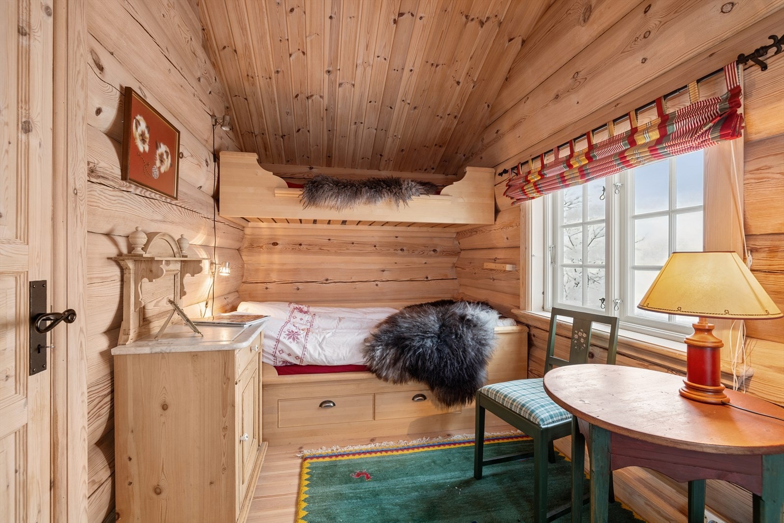 I anneksets soverom er tre sengeplasser smart utnyttet i et lyst og lunt rom. Galleribilde