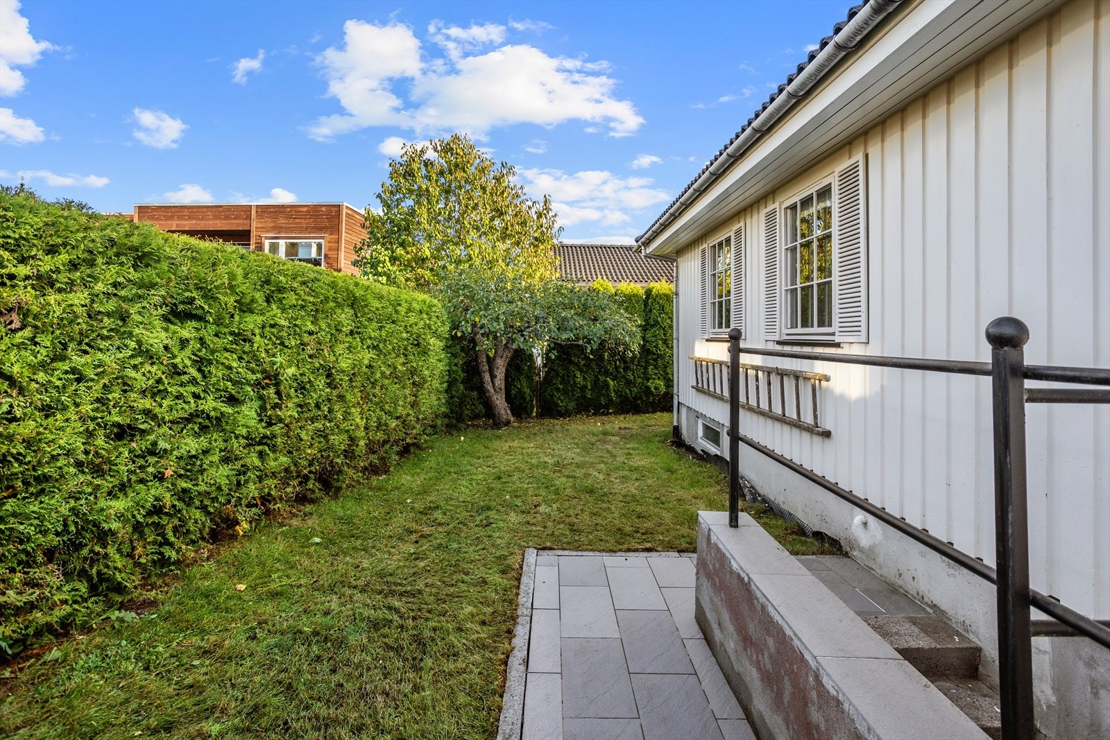 Det er nedgang til underetasjen på nordsiden av huset. Galleribilde