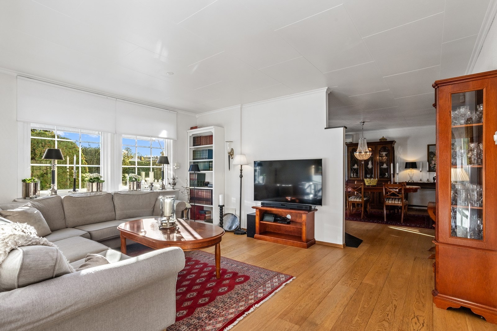 TV-stuen ligger i en fin sammenheng med øvrig del av stuen i 1. etasje. Det er god plass til sofa-/loungemøbler. Murveggen (bak peisen i stue-/spisestuen) er sannsynligvis den mest naturlige sonen å plassere hjemmets TV ved. Galleribilde