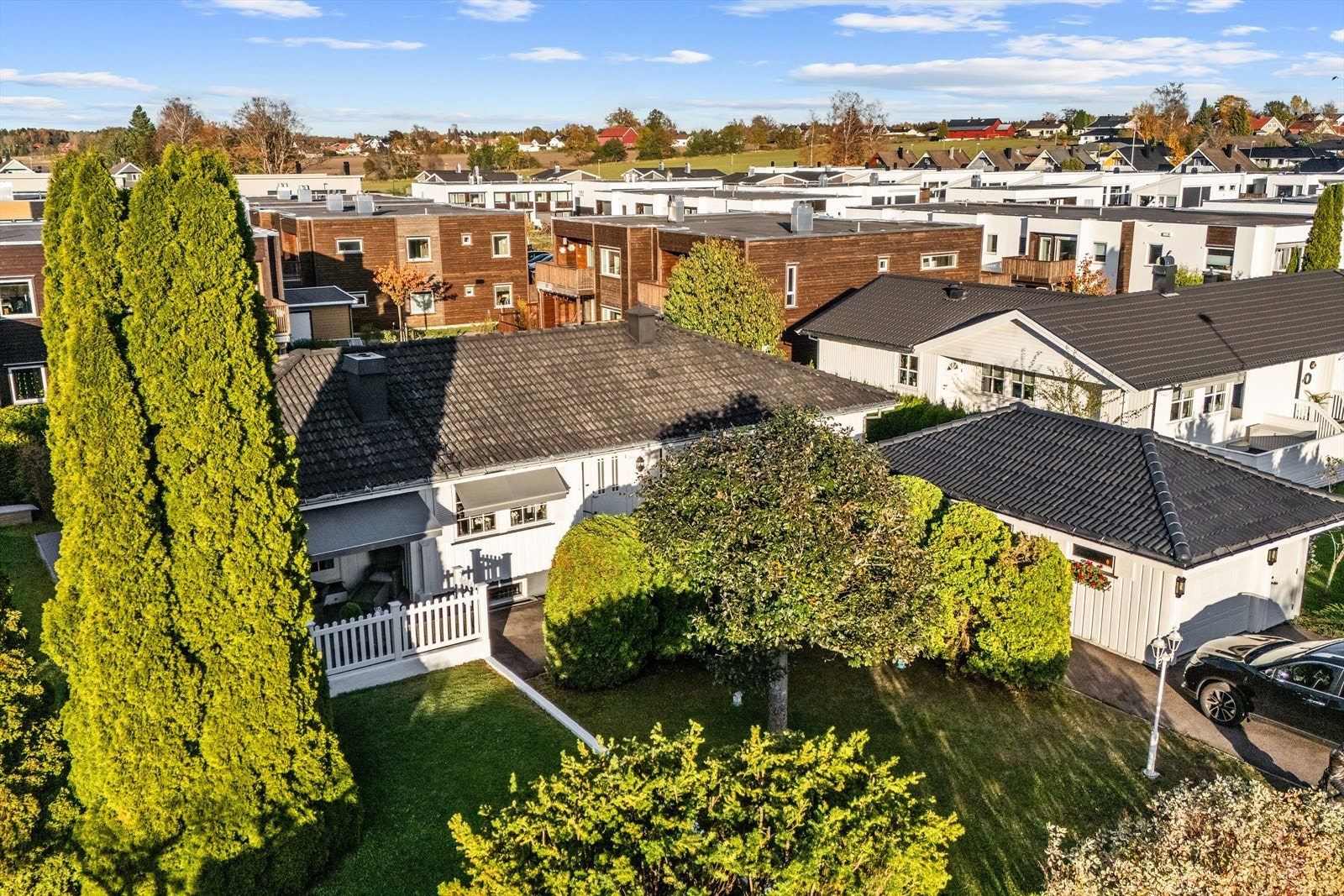 Hagen er skjermet av hekkbeplatning, trær/vegetasjon og noe levegg som skaper en privat og skjermet atmosfære. Galleribilde