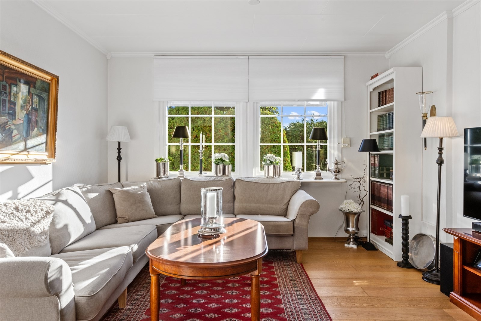 Helhetsfølelsen med øvrige stuer i etasjen understrekes for øvrig av identisk materialbruk og valg av farger hvor blant annet enstavs eikeparkettgulvet gir et solid helhetsinntrykk! Galleribilde