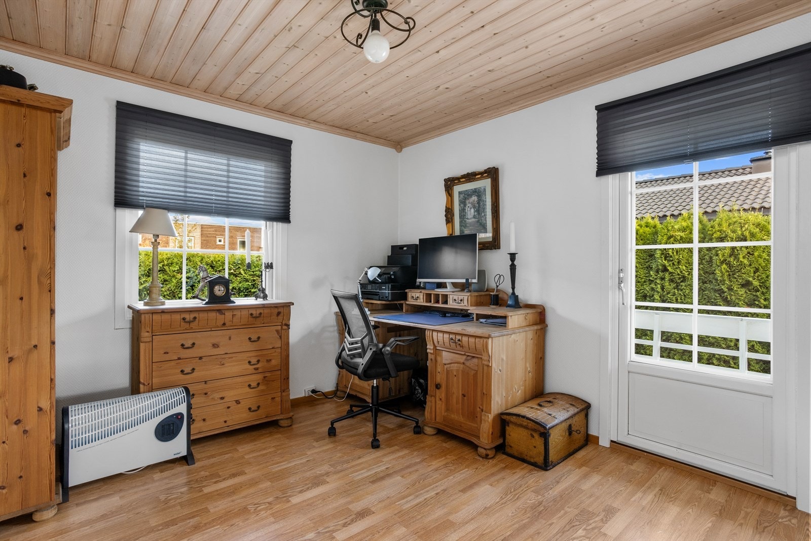 3-dørs takhøy og plassbygget skyvedørsgarderobe sørger for god oppbevaringsplass. Rommet har plass for dobbeltseng hvis ønskelig. Galleribilde