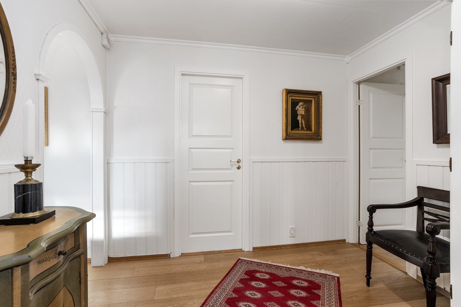 Gangen har også enstavs eikeparkettgulv. Galleribilde