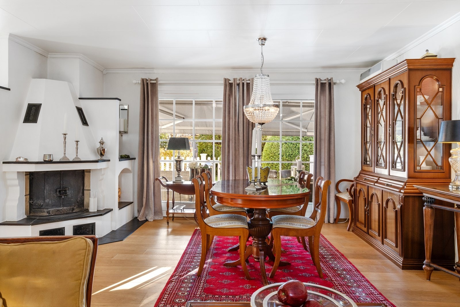 Ut for spisestuen leder skyvedøren deg ut til den solfylte og usjenerte terrassen mot syd. Galleribilde