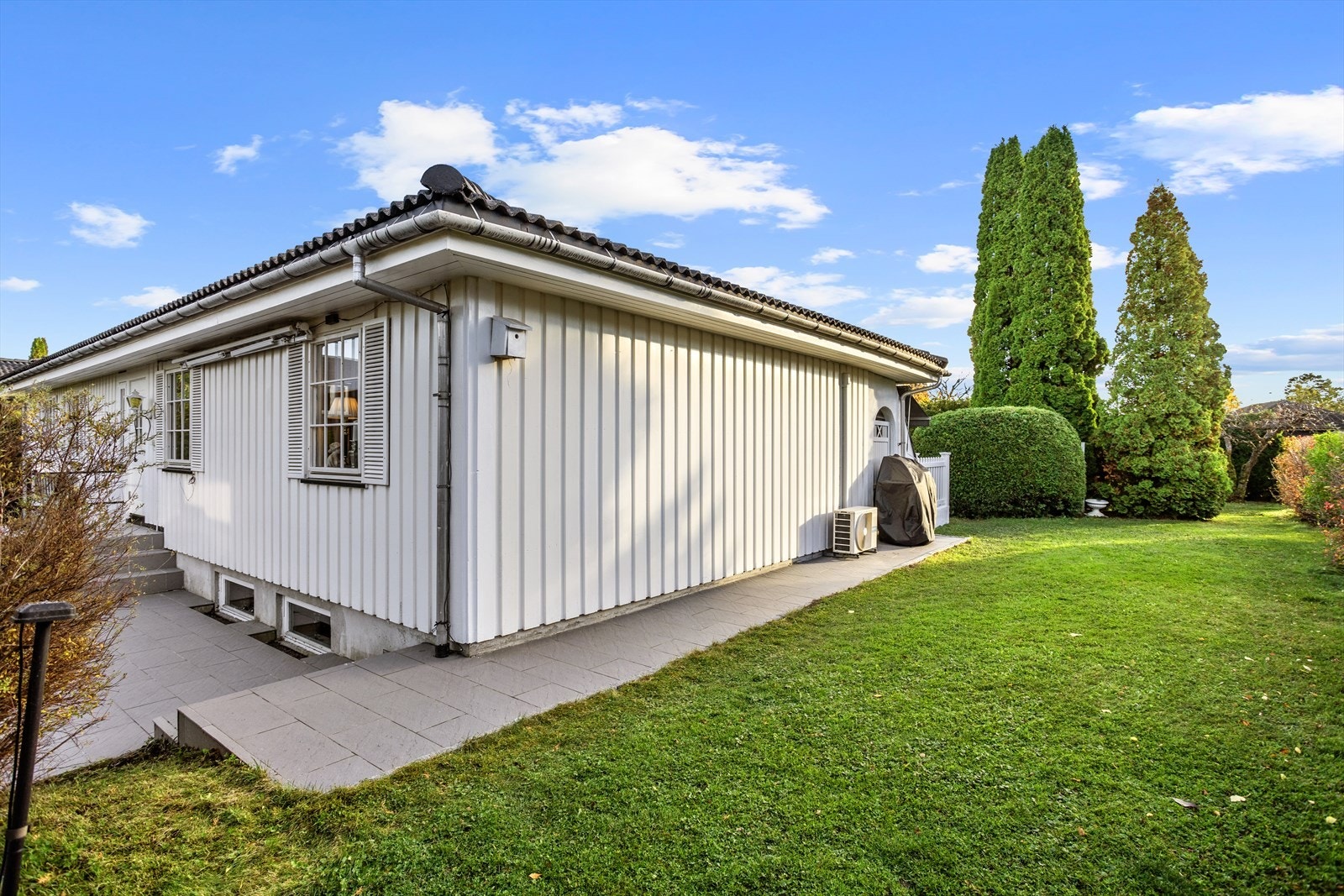 Uteplassen på nordsiden er sammenføyet med en tilsvarende gangpassasje på vestsiden av huset. Galleribilde