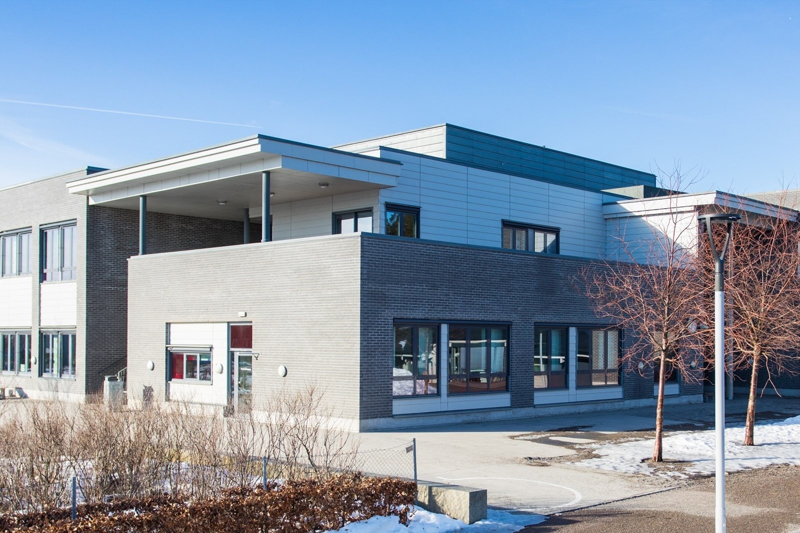 Det er kort gangavstand til Sandeåsen barneskole som ligger kun ca. 400 meter fra huset. Galleribilde