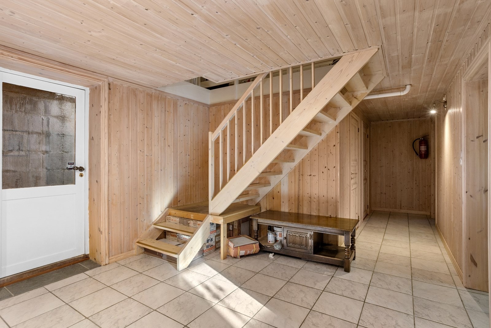 I tillegg er det trapp opp til 1. etasje og utgang til utendørs trappeløp ut til hagen på nordsiden av huset. Galleribilde