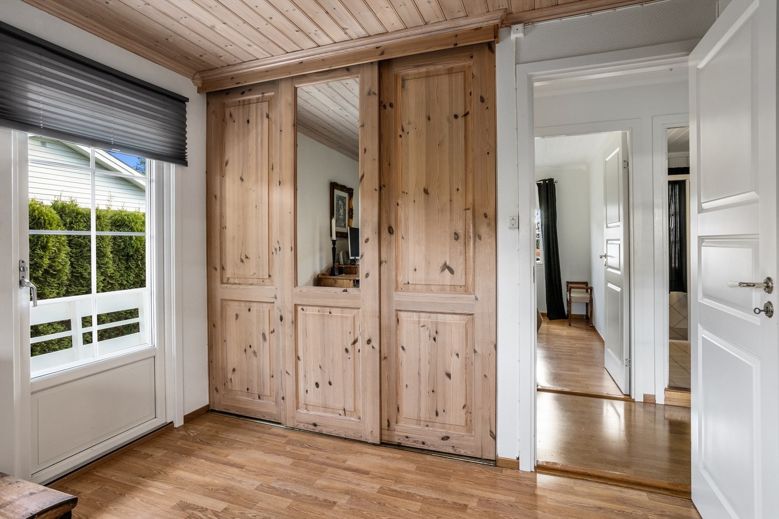 Hovedsoverommet ligger på hushjørnet mot nord-øst. Dette har vindu mot nord og balkongdør på østveggen som leder ut til luftebalkongen. Galleribilde