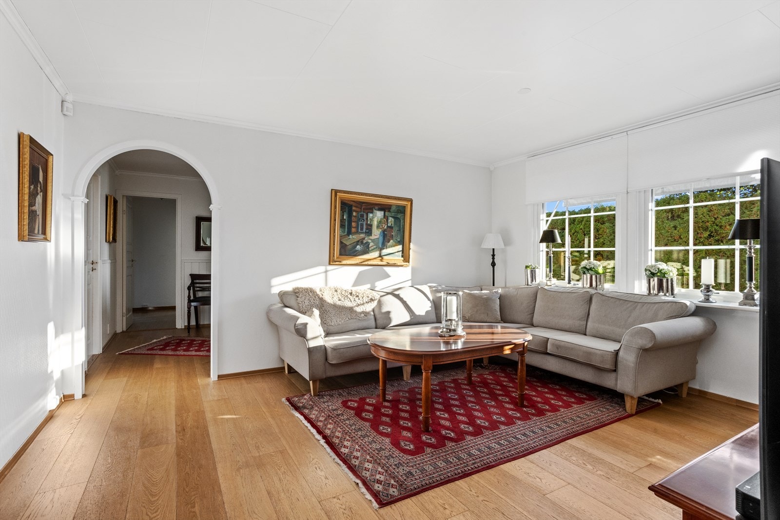 Vinduer mot hagen i syd slipper inn rikelig med dagslys til rommet. Galleribilde