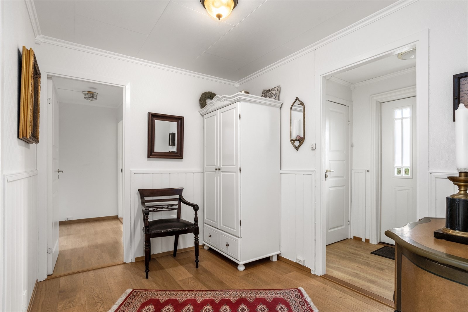 I gangen er plass til garderobeskapsmøbler hvor klær og skotøy kan ryddes pent vekk. Fra gangen er det inngang til lukket trappegang som leder ned til underetasjen. Galleribilde