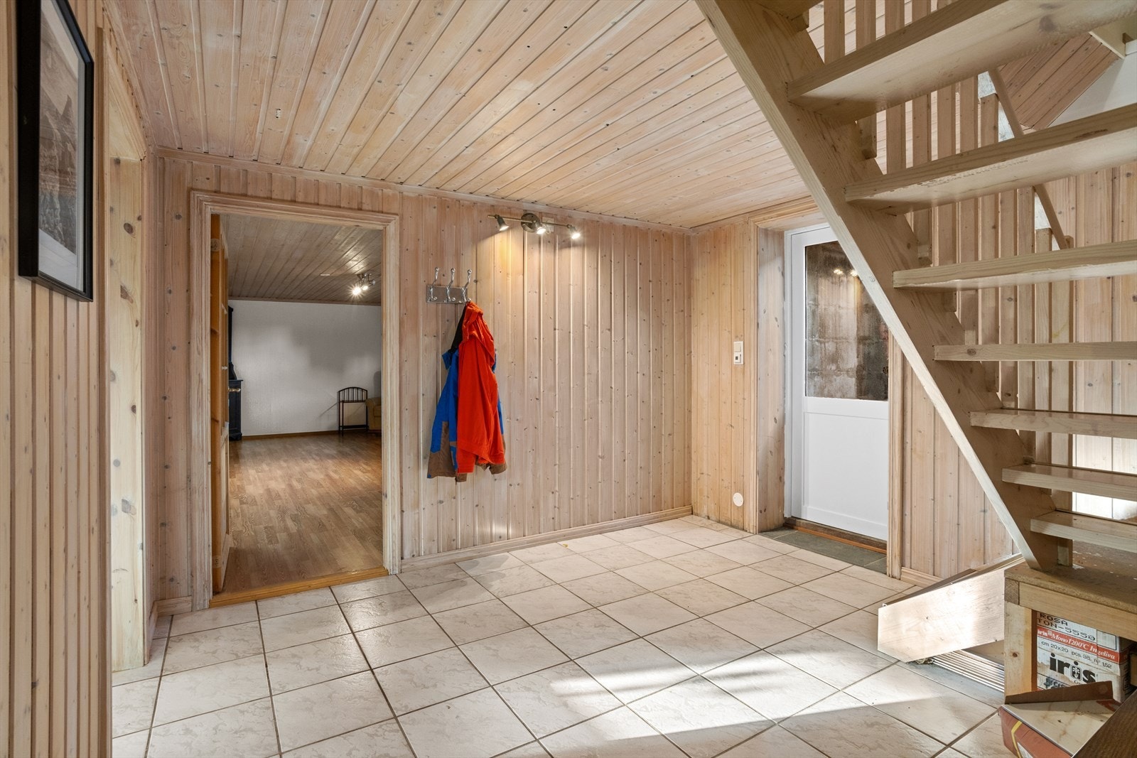 Hallen i underetasjen har varmekabler under det flislagte gulvet. Dette romslige rommet har leder inn til de fleste rommene i etasjen. Galleribilde