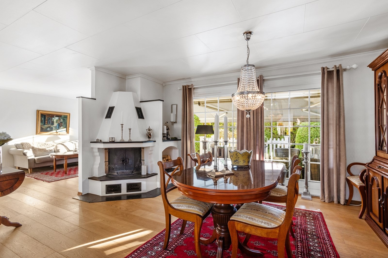 Stuen er romslig og møbleringsvennlig - et lyst og flott rom som sammen med TV-stuen har vinkelløsning som skaper flere soner innenfor ett og samme oppholdsrom. Galleribilde