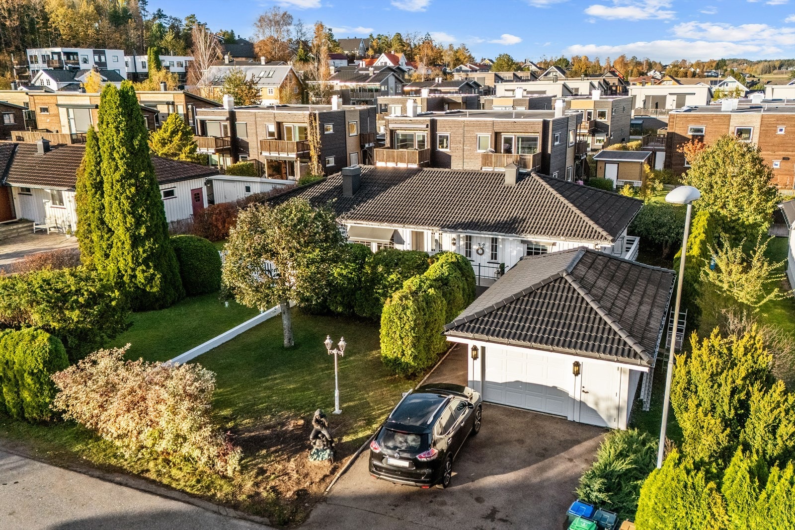 Boligen ligger i et sentralt, svært populært og barnevennlig boligområde i Sandesåsen. Et supert villaområde for alle aldersgrupper, og ikke minst attraktivt for de med barn og unge med tanke på gode oppvekstvilkår. Galleribilde