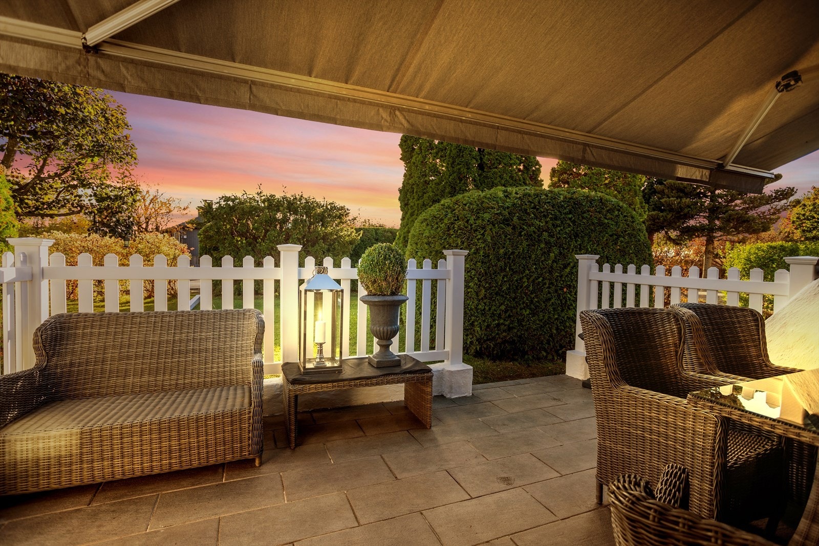 Det er plass for både sittegruppe, loungemøbler og sone for utekjøkken/grilling - perfekt utformet for både rolige stunder og sosiale samlinger med familien og venner. Galleribilde