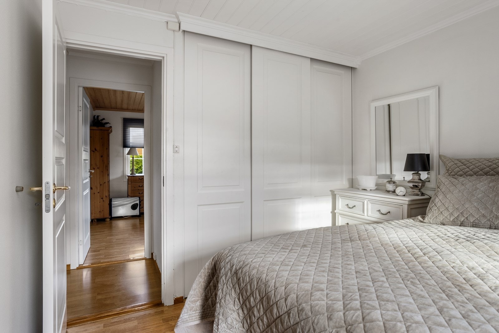 Rommet, som for øvrig har vindu mot syd, har god plass for kleskommoder eller tilsvarende møbler i tillegg til plass for dobbeltseng. Galleribilde