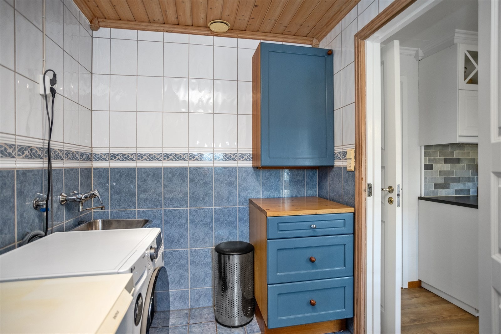 Vaskerommet, som har inngang fra kjøkkenet, har god plass både vaskemaskin, tørketrommel og hvis ønskelig ekstra hvitevarer som for eksempel kjøleskap og fryseskap. Galleribilde