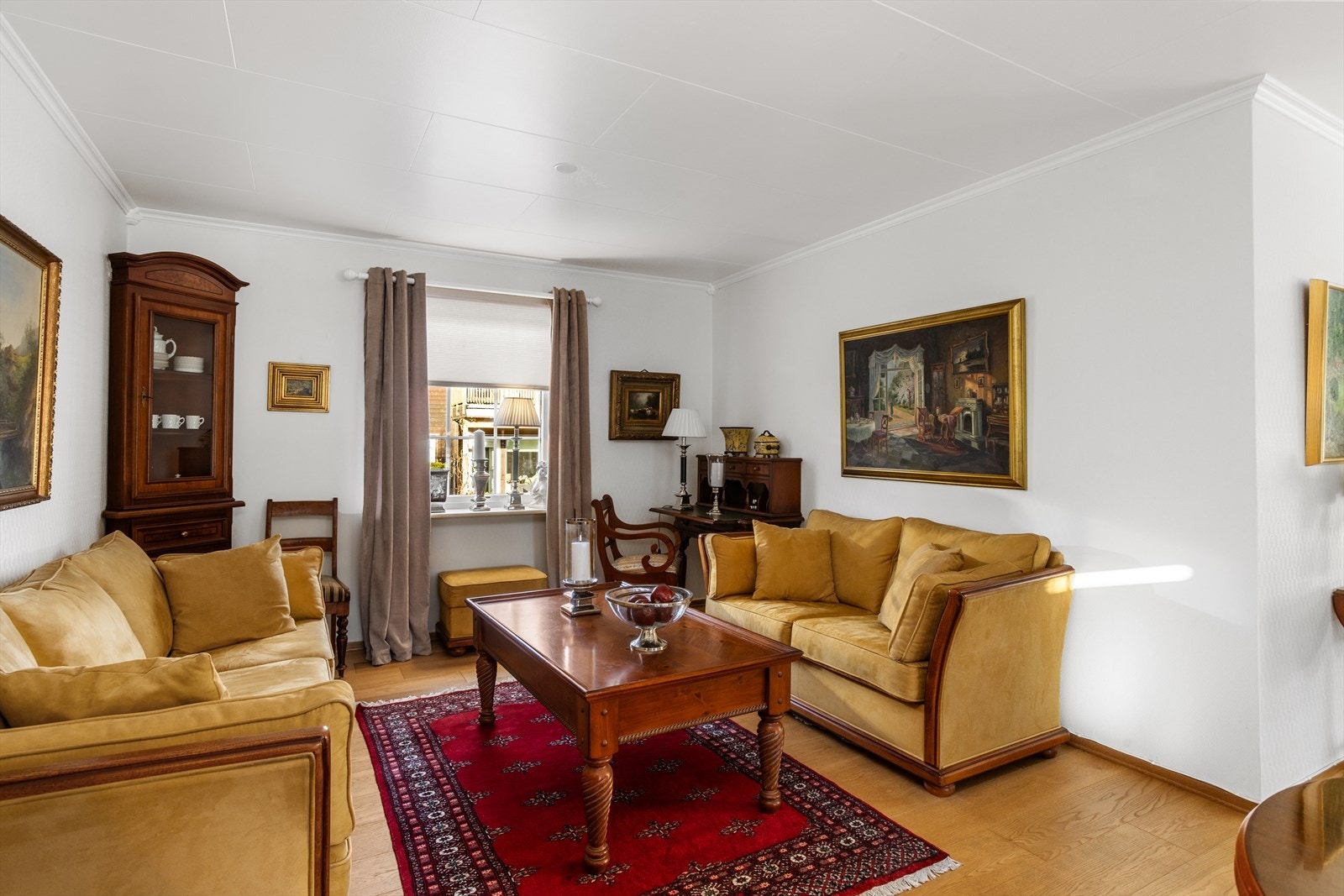 Tross gode vindusflater er det godt med veggplass å møblere mot. Galleribilde