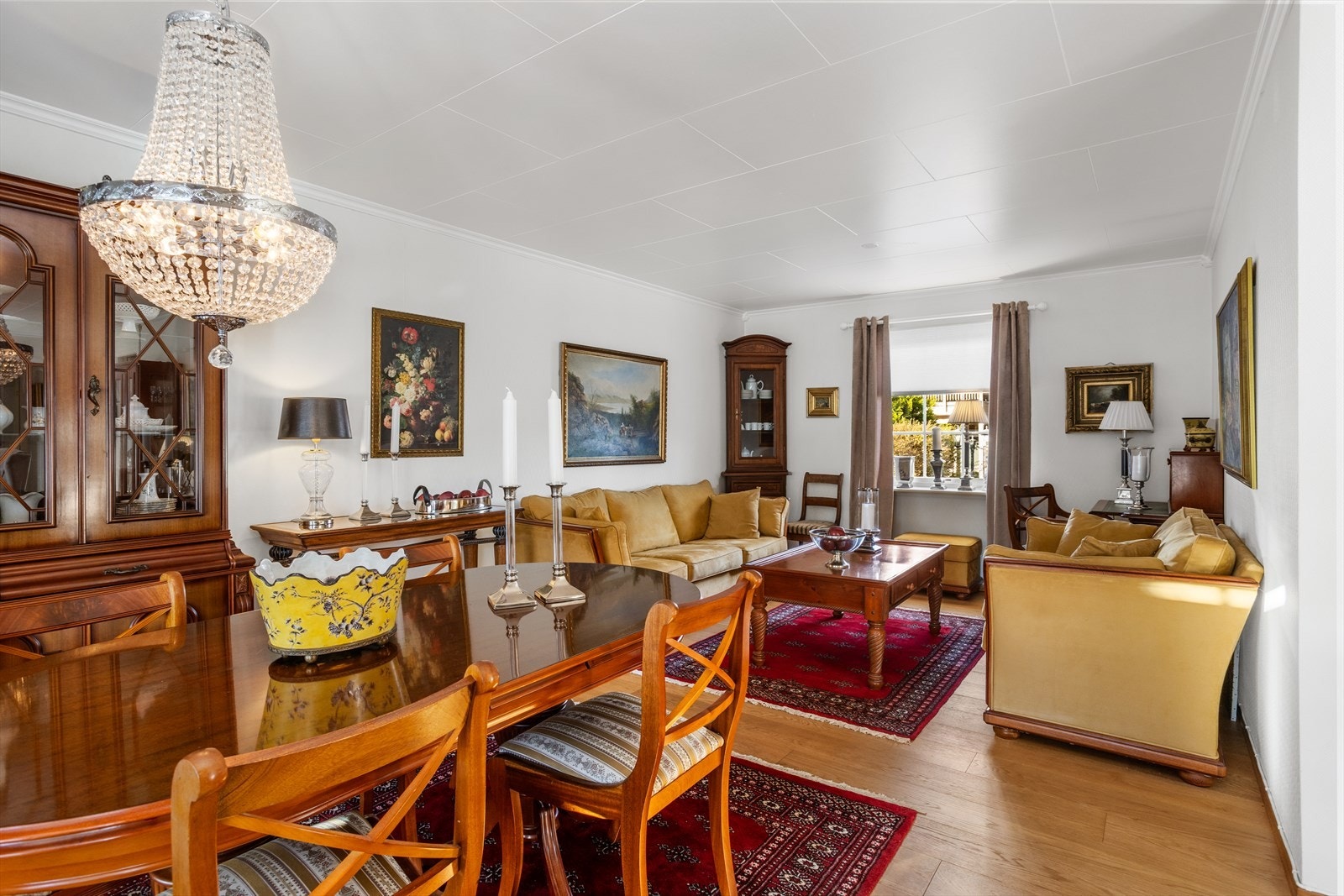 Ved spisestuedelen kan man plassere et godt langbord og dekke på til venne-/familieselskap. Galleribilde