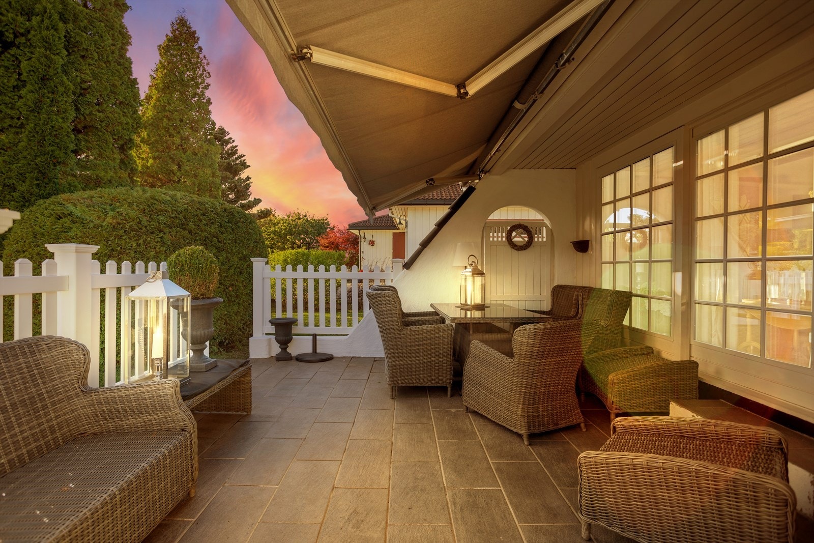 Hovedterrassen ligger orientert mot syd, langs fronten av huset. Denne ca. 19 m² skjermende uteplassen med flislagt dekke, plassert godt opp fra hageterrenget, blir nærmest som en "ekstra stue" i sommerhalvåret. Galleribilde