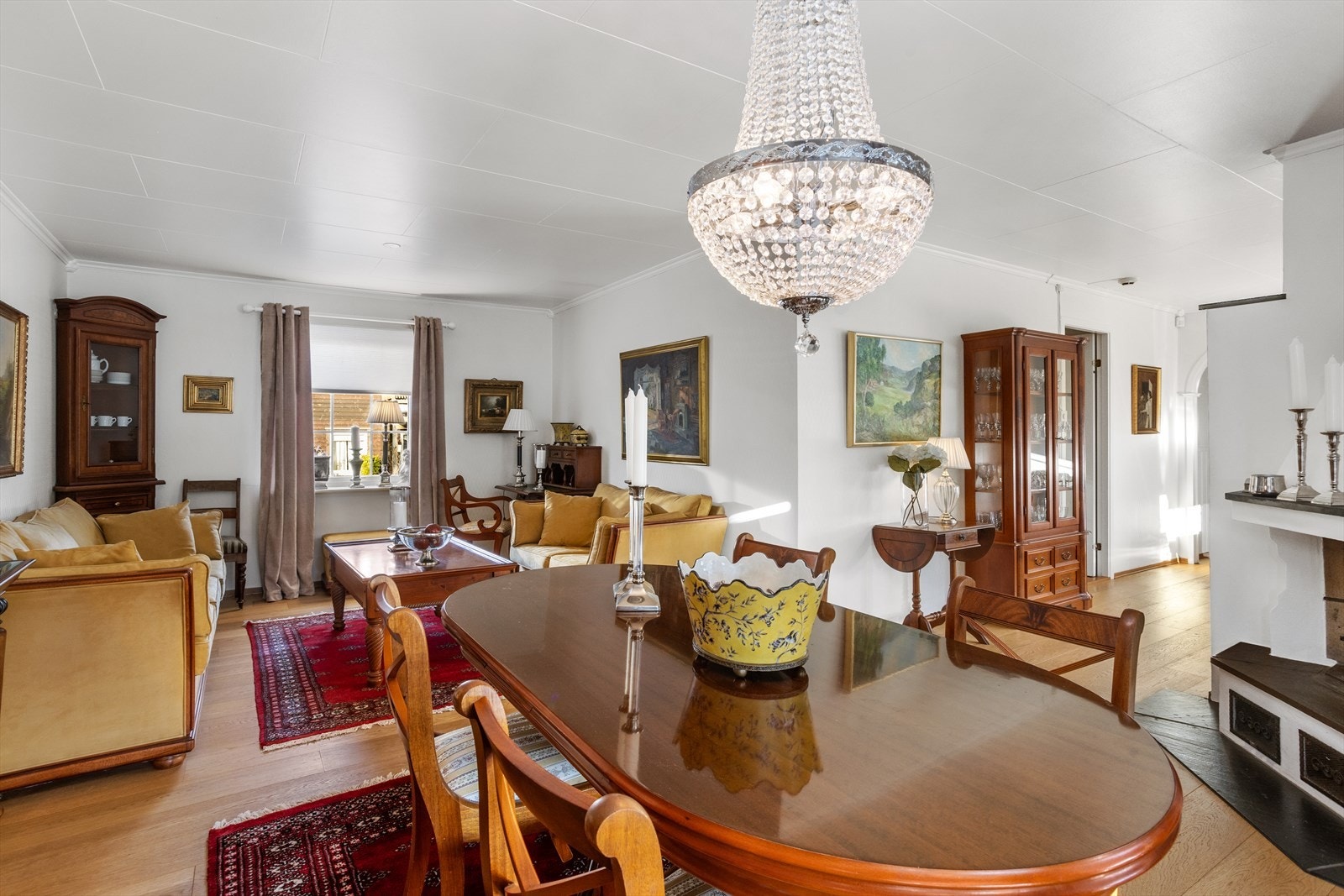 Rommets størrelse og utforming muliggjør fleksible møbleringsmuligheter hvor det er plass til ulike møbelgrupper, både sofa-/loungmøbler og plass for spisestuebord. Galleribilde