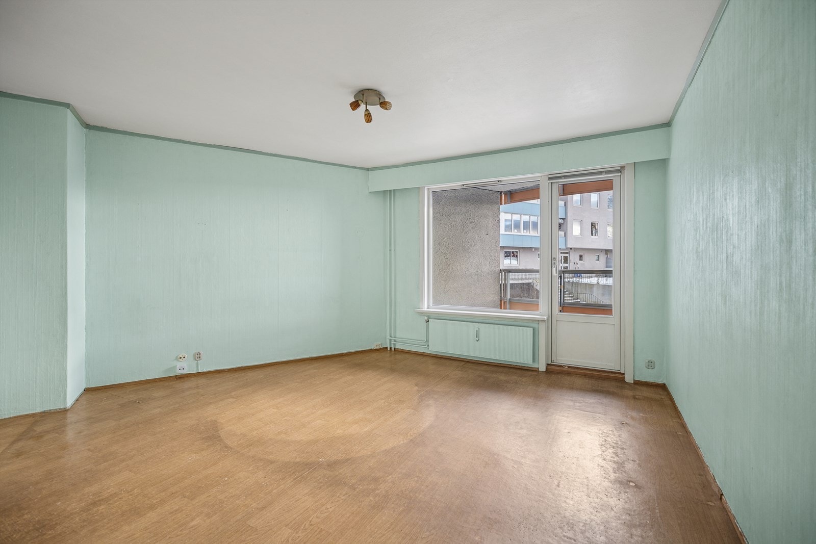 Store vindusflater som slipper inn rikelig med naturlig lys. Galleribilde