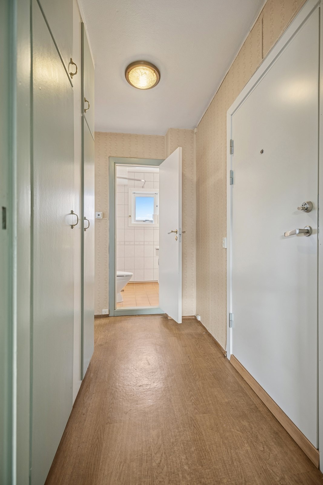 Det er innebygget garderobeskap. Galleribilde