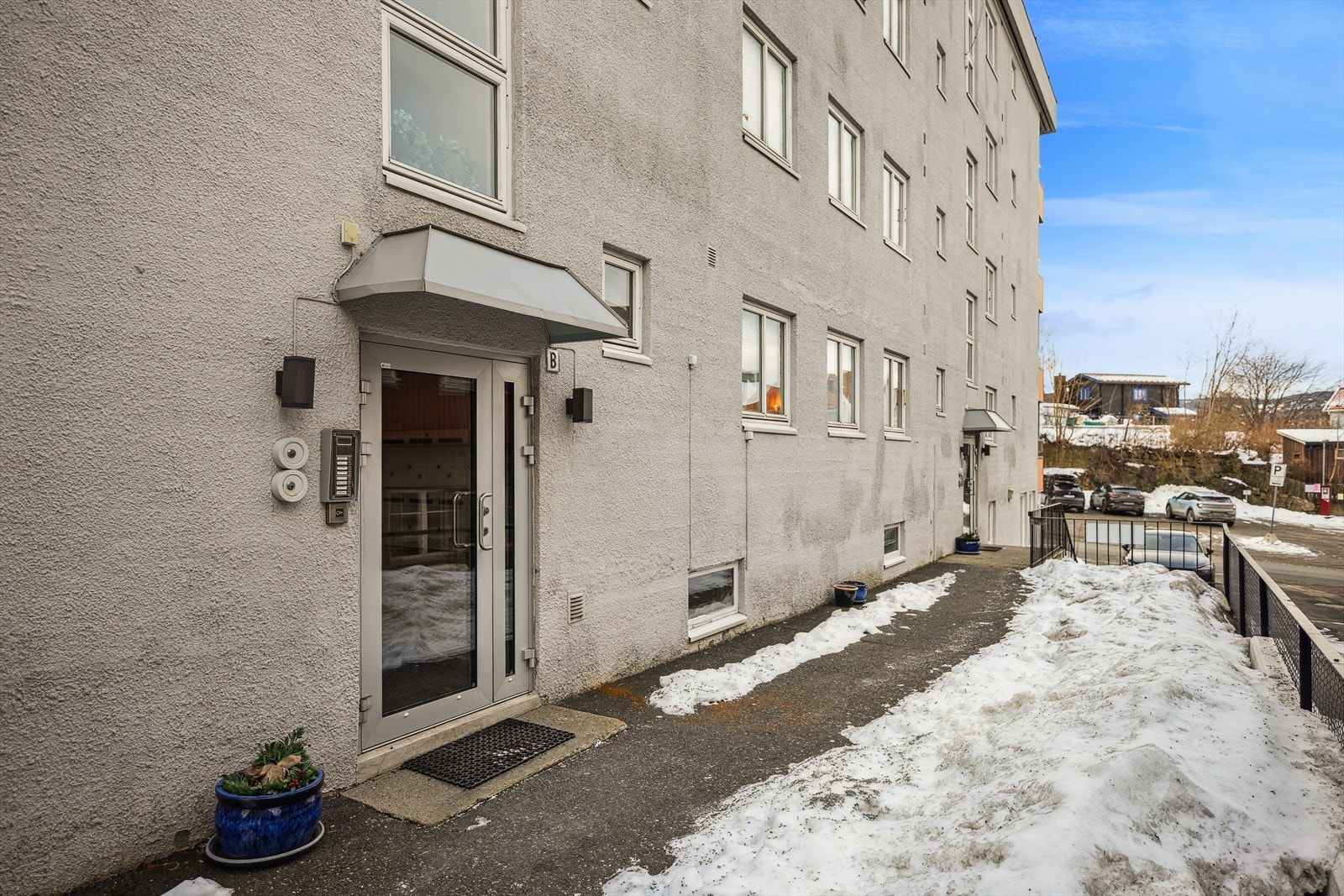 Velkommen inn, leiligheten ligger i byggets 3. etasje. Galleribilde