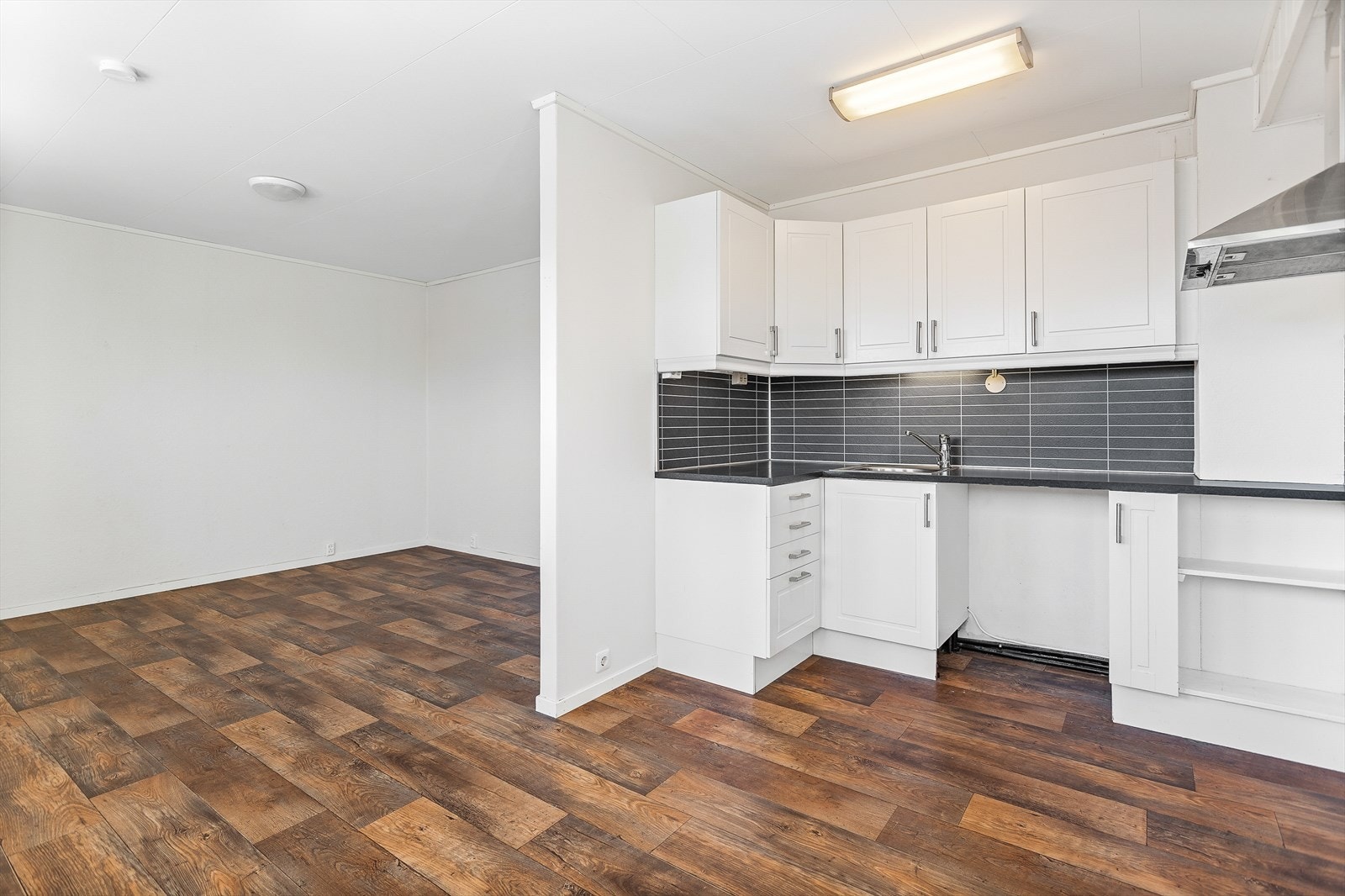 I underetasjen er det er renovert leiligheta med stue/kjøkken, gang, soverom, bad og vaskerom med bod Galleribilde