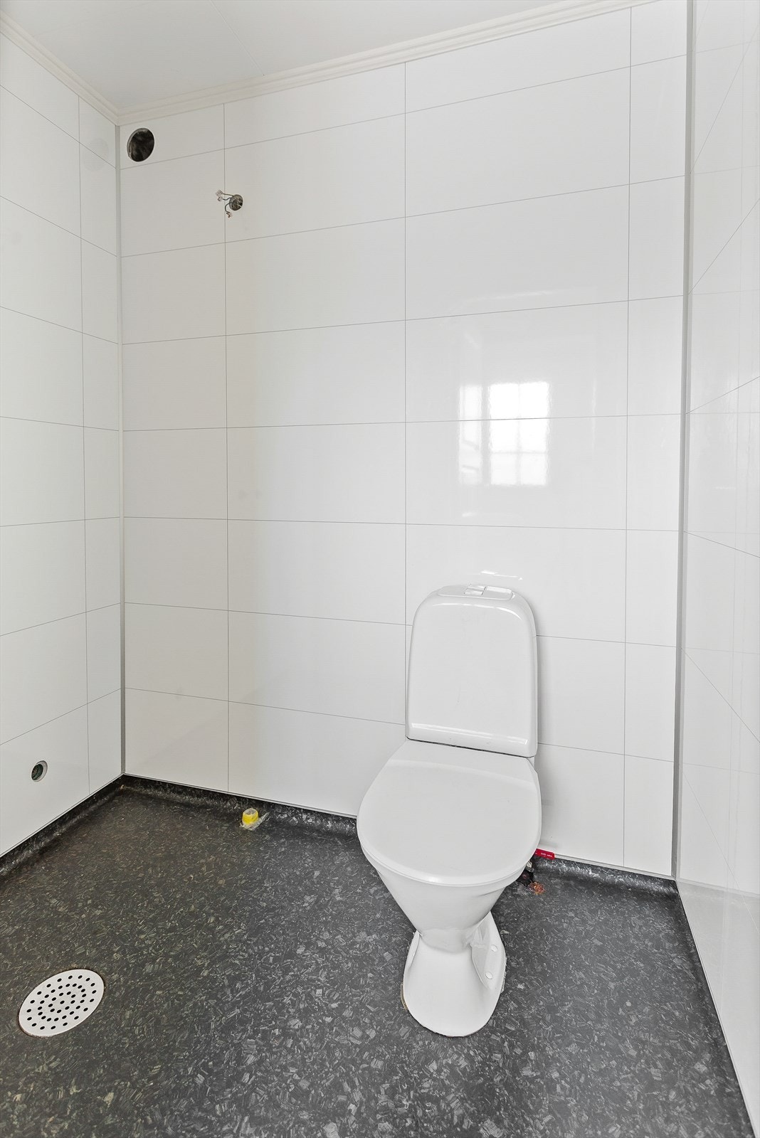 Badet mangler strøm og baderomsbøbler, men er ellers ferdig Galleribilde