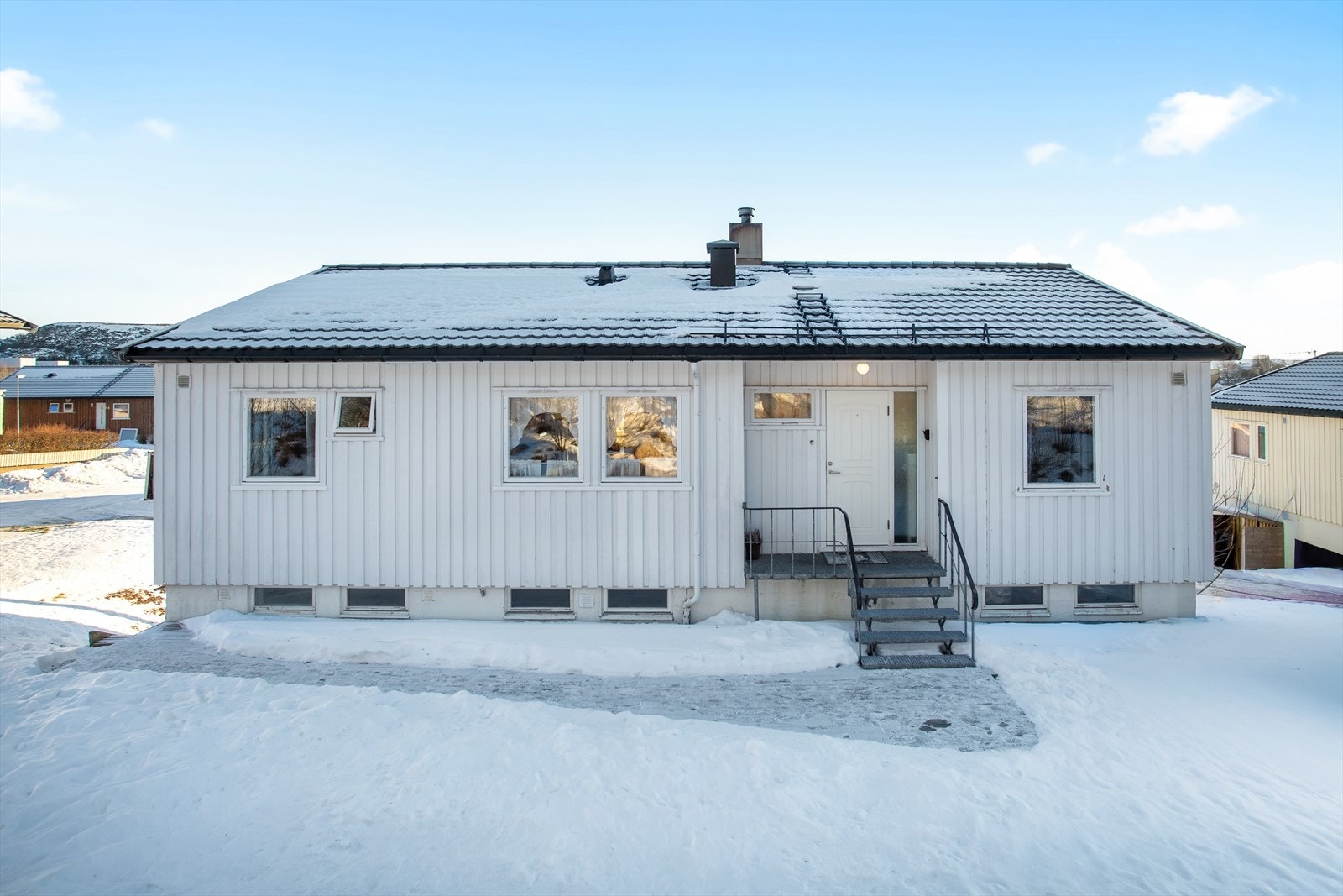 Det er en romslig veranda ved inngangspartiet Galleribilde