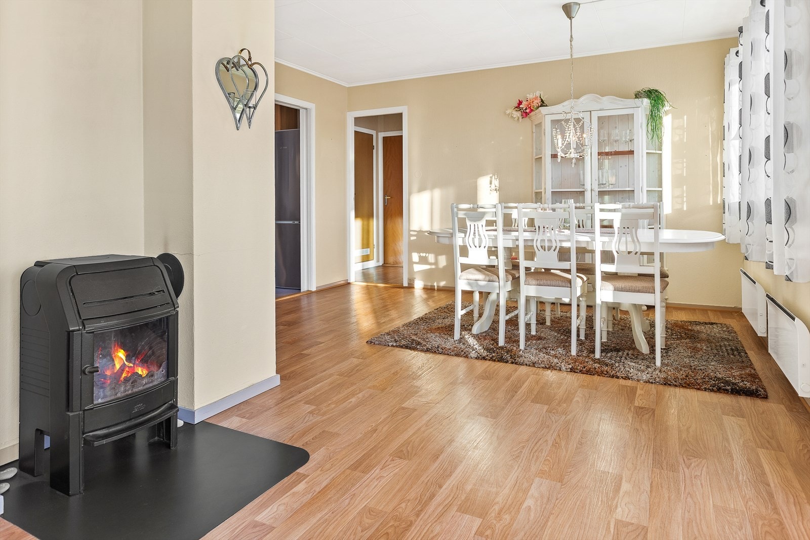 Det er vedfyring og varmeovner som varmer opp boligen Galleribilde