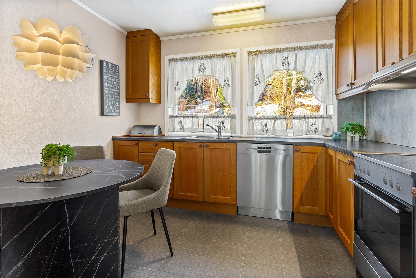 Pent brukt kjøkken med utsikt mot naturen på baksiden av huset Galleribilde