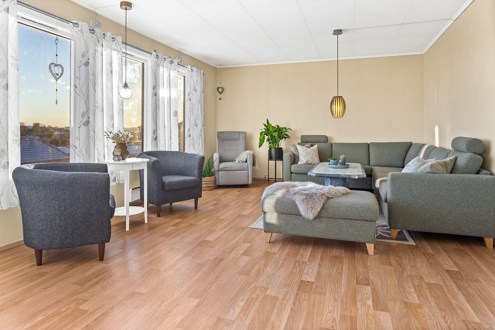 Stuen oppe er på 35 kvm og med gode lysforhold Galleribilde