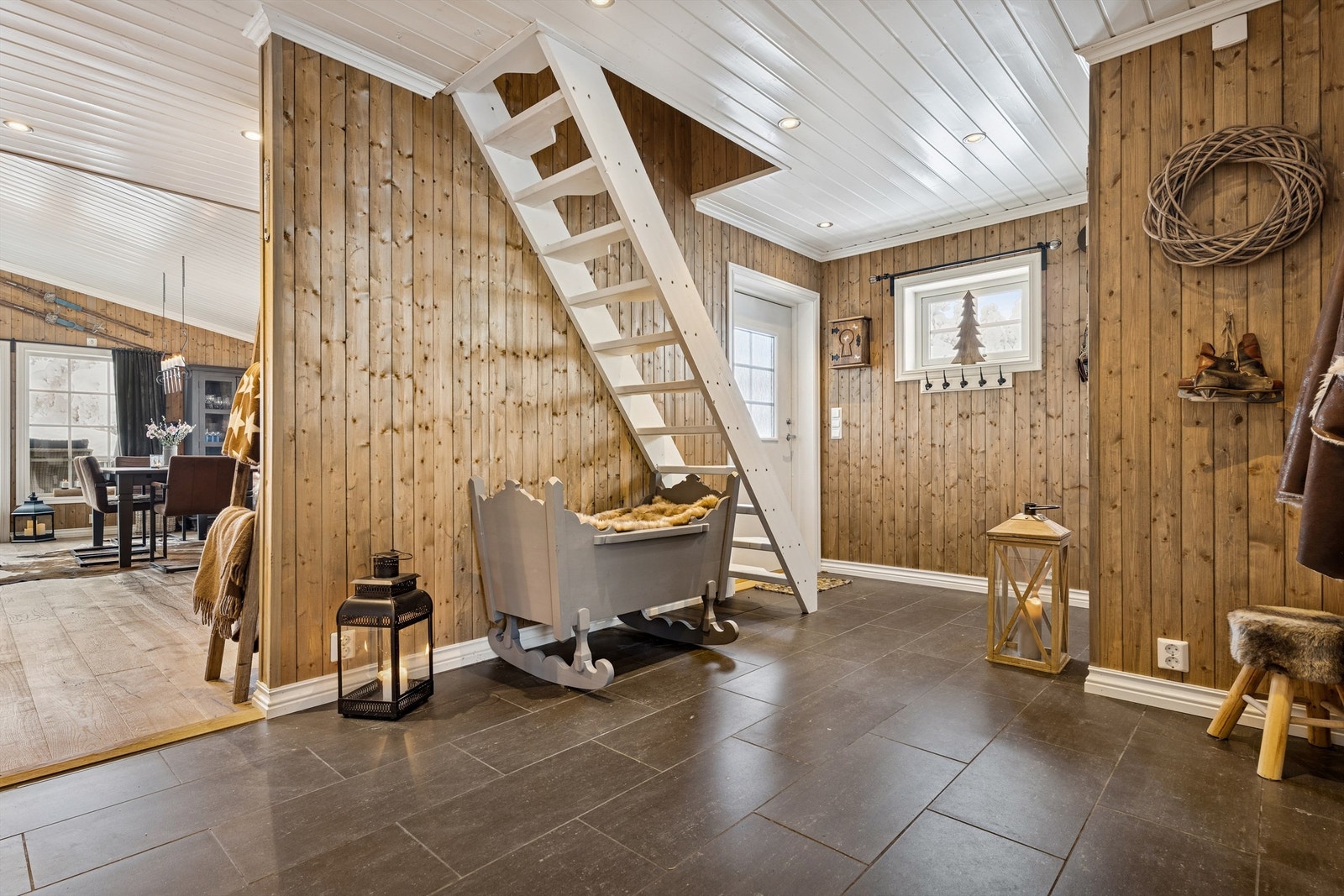 Romslig entré med flislagt gulv og god plass til av- og påkledning av yttertøy. Galleribilde