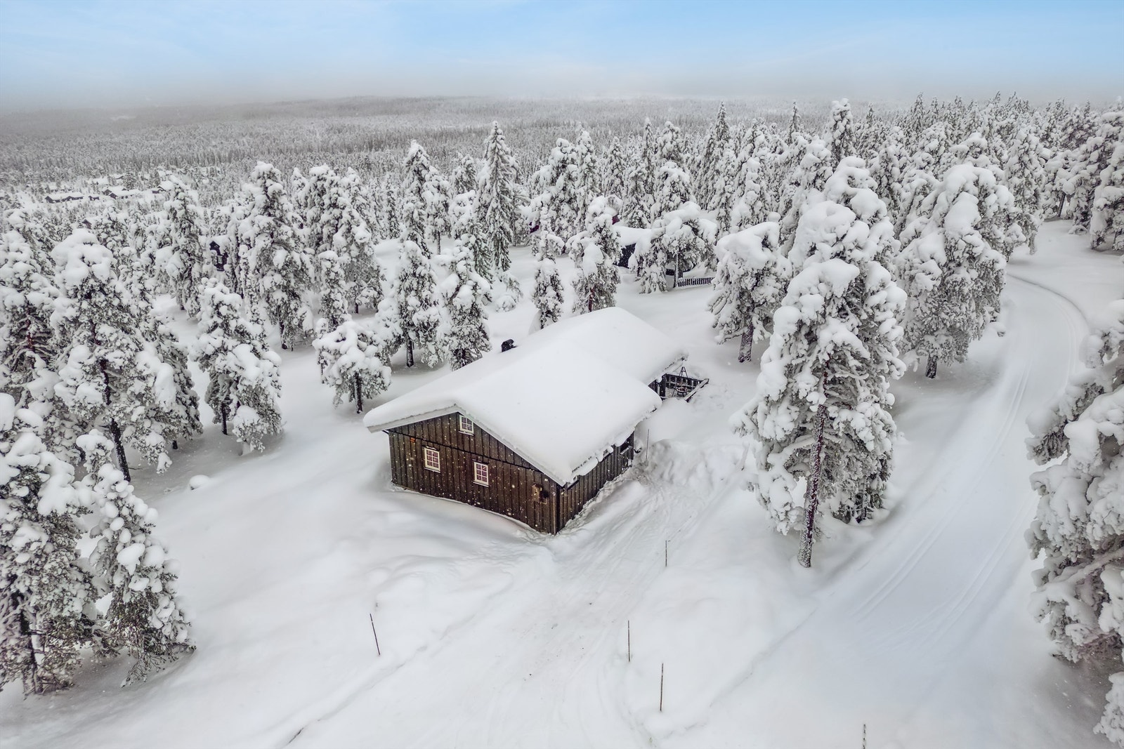 Hytta ligger nest innerst i en blindvei som gjør at det ikke er noe gjenomgangstrafikk. Galleribilde