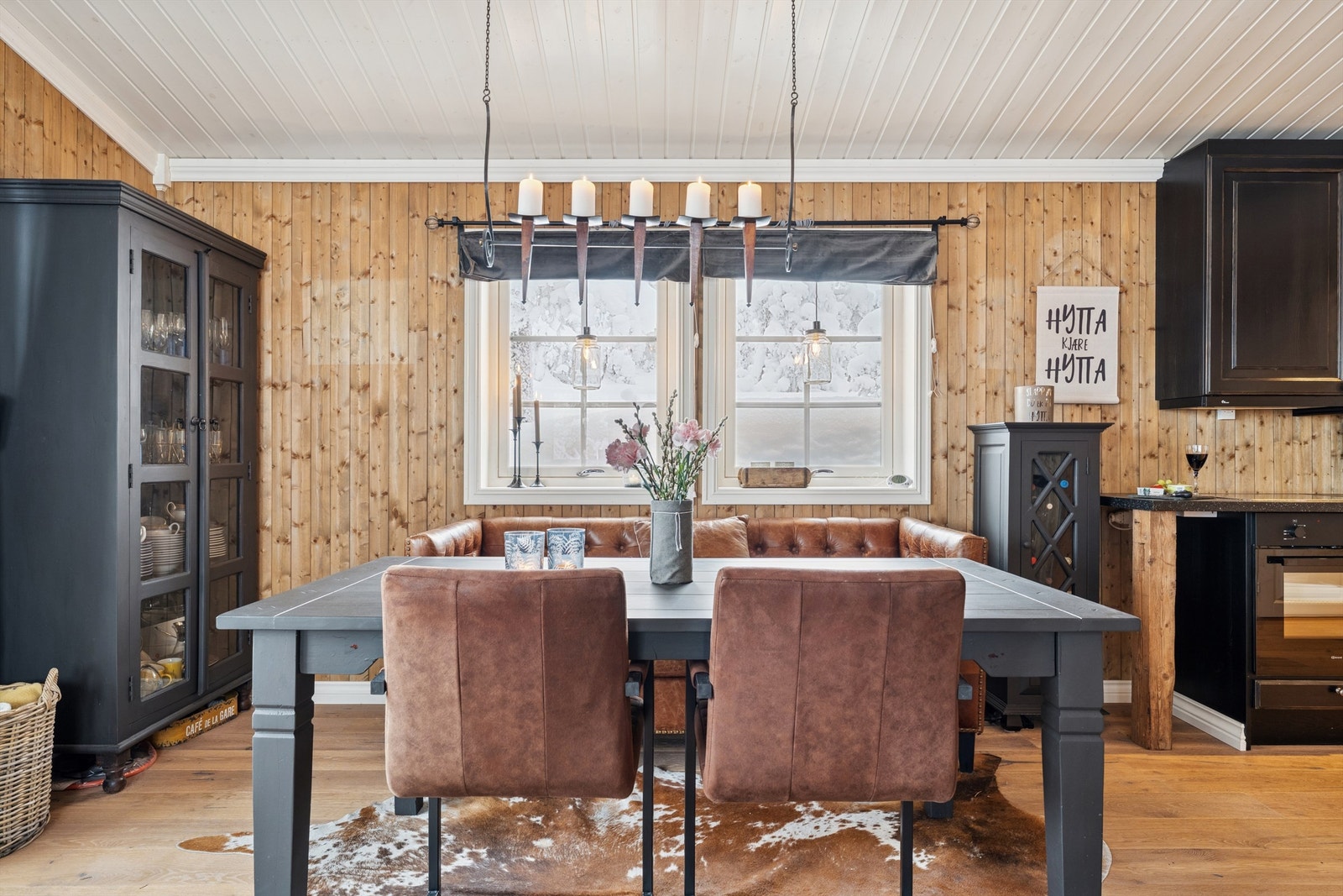 Her er det god plass til både spisebord og sofagruppe. Galleribilde