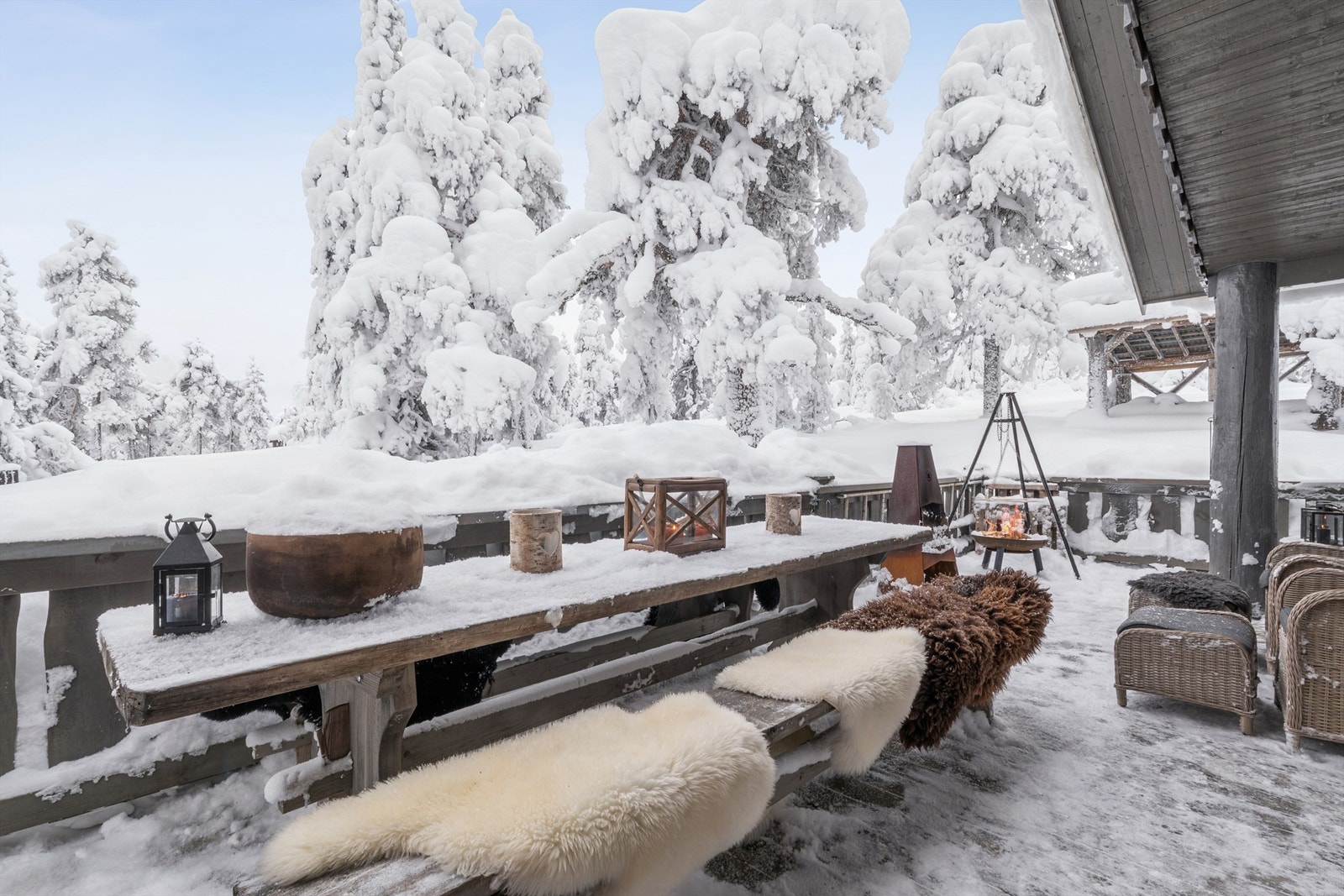 Koselig og solrik terrasse med god plass til utemøbler. Galleribilde