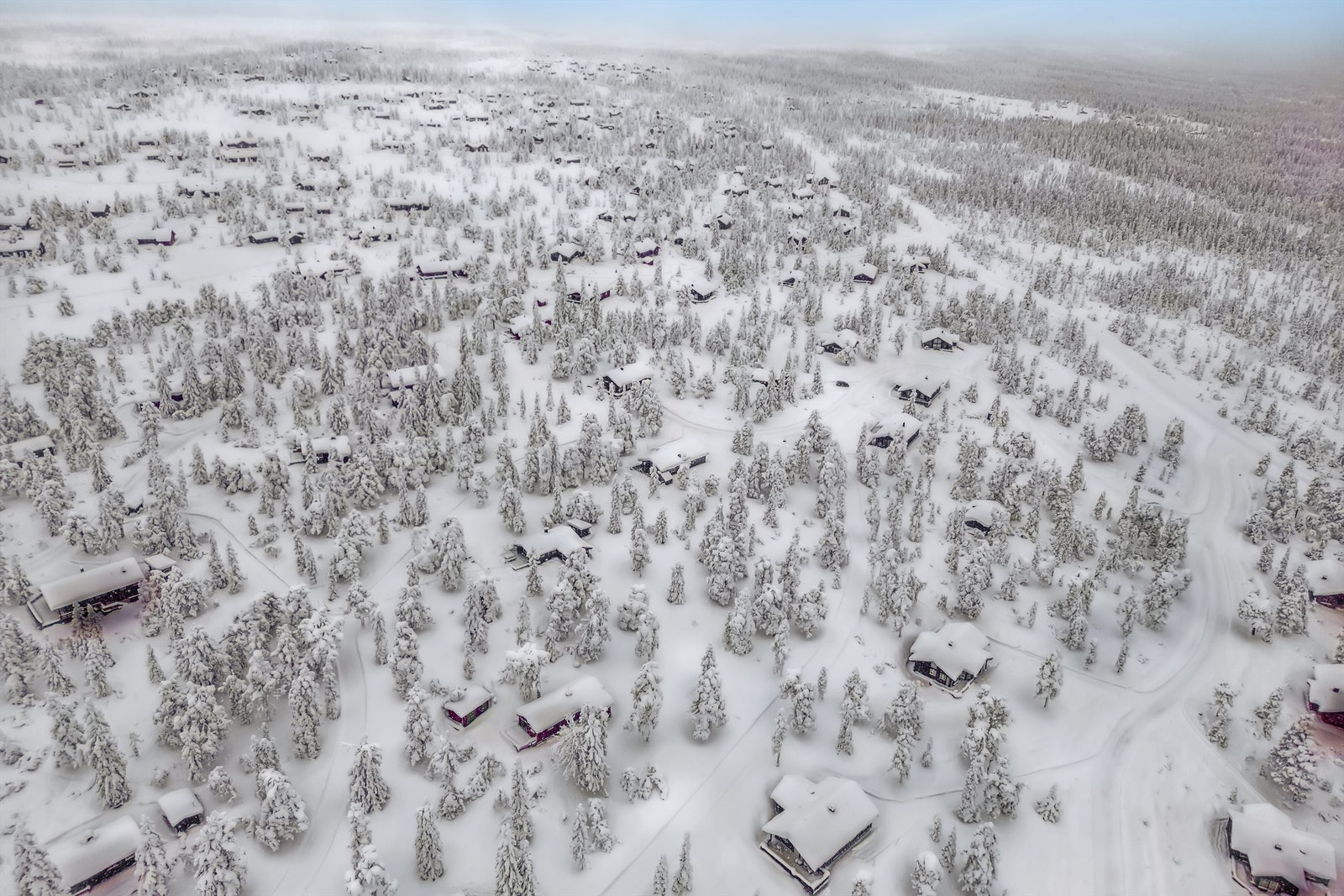 Fra hytta er det ca 4 km til alpinbakken. Skitrekket har flomlysanlegg og 5 nedfarter samt en egen terrengpark. Galleribilde