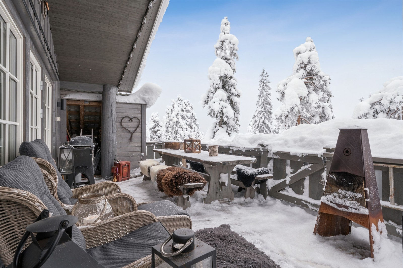 Terrassen har også en praktisk utebod for oppbevaring og vedlagring. Galleribilde