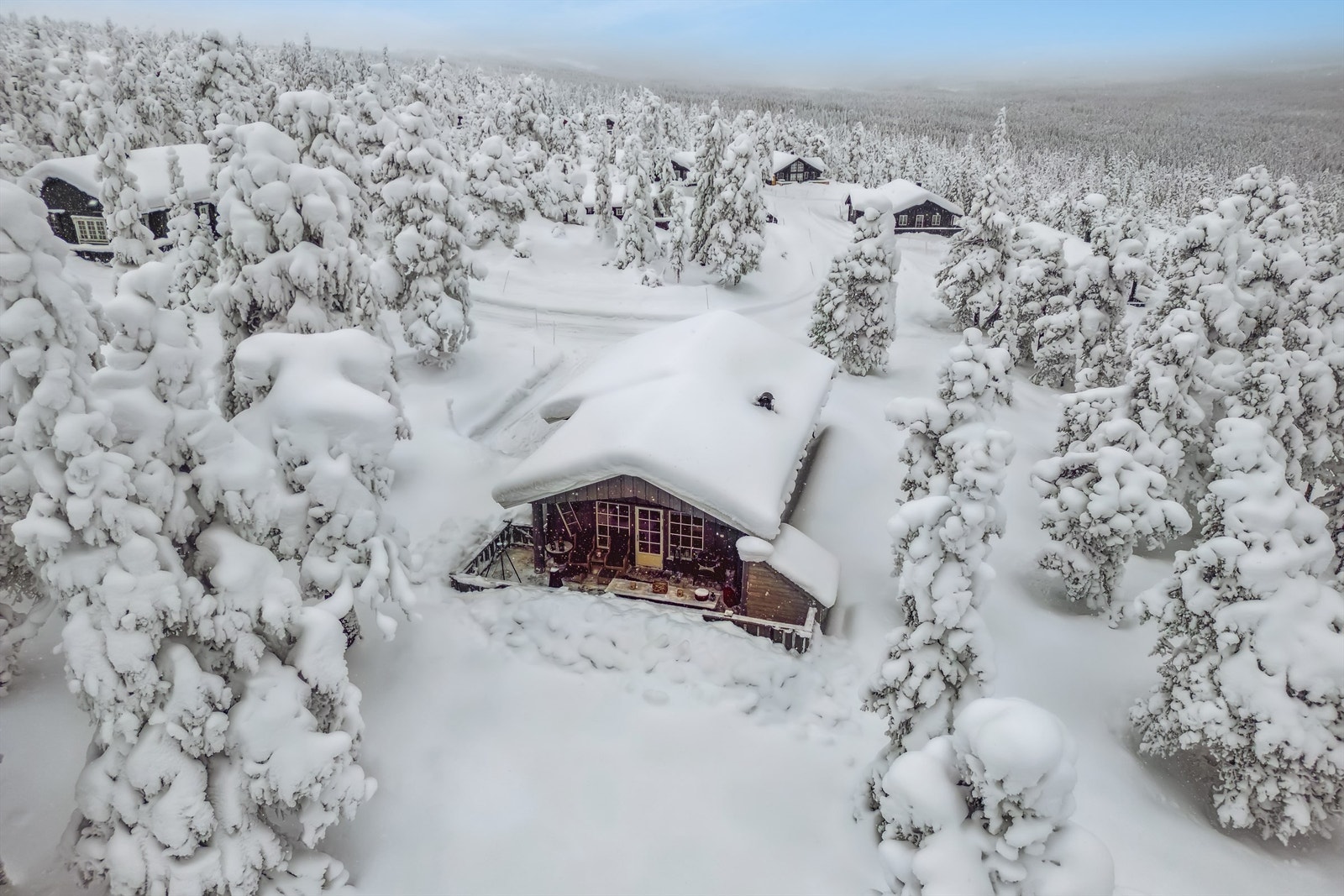 Velkommen til Lavskrika 9! Innbydende og solid fritidsbolig på Budor, godt tilrettelagt for helårsbruk. Galleribilde
