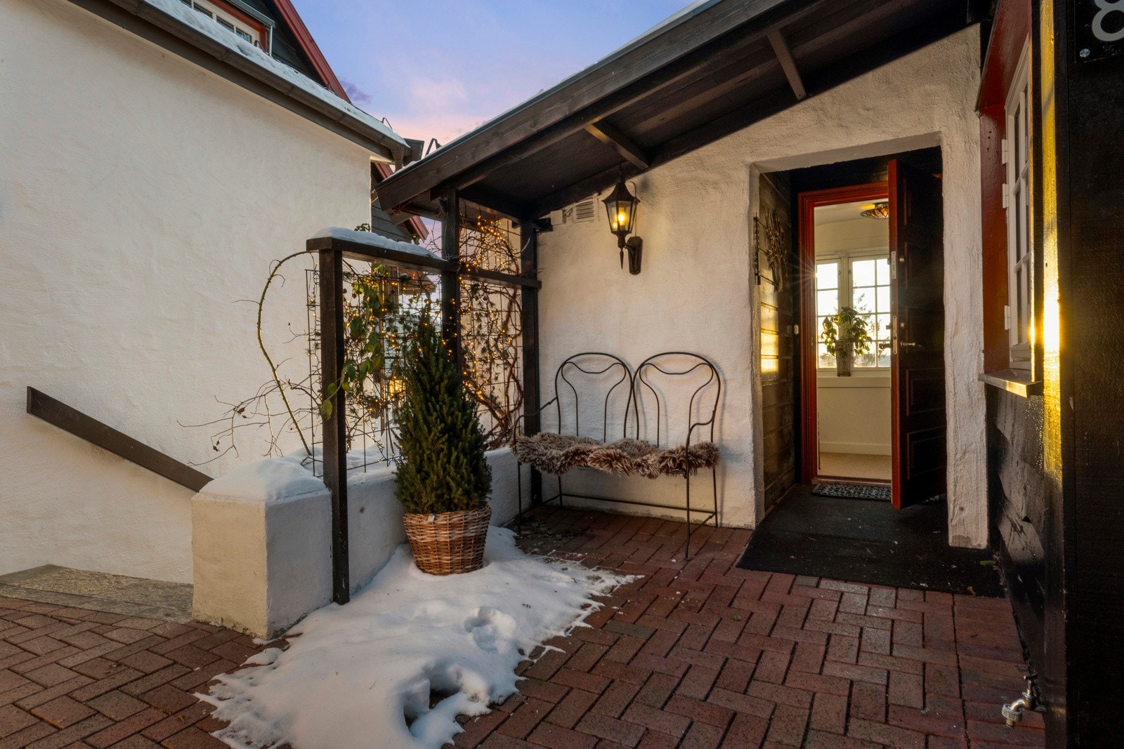 Over walk in closet er det et stort lagringsrom med belysning for klær osv samt et tilsvarende rom med belysning over gangen og et mindre rom over skyvedørsgarderobe i gang. Galleribilde