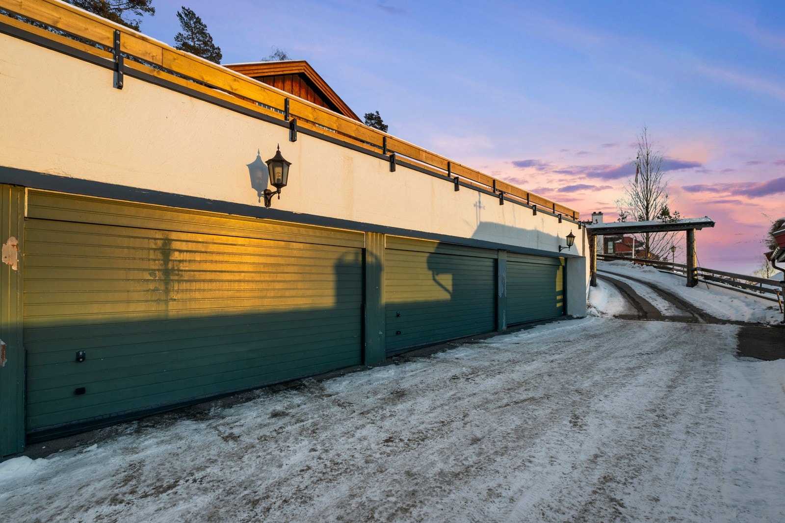 Det medfølger 2 garasjeplasser i felles garasjeanlegg med hyllesystem innerst på veggen samt lader for el-bil. Galleribilde