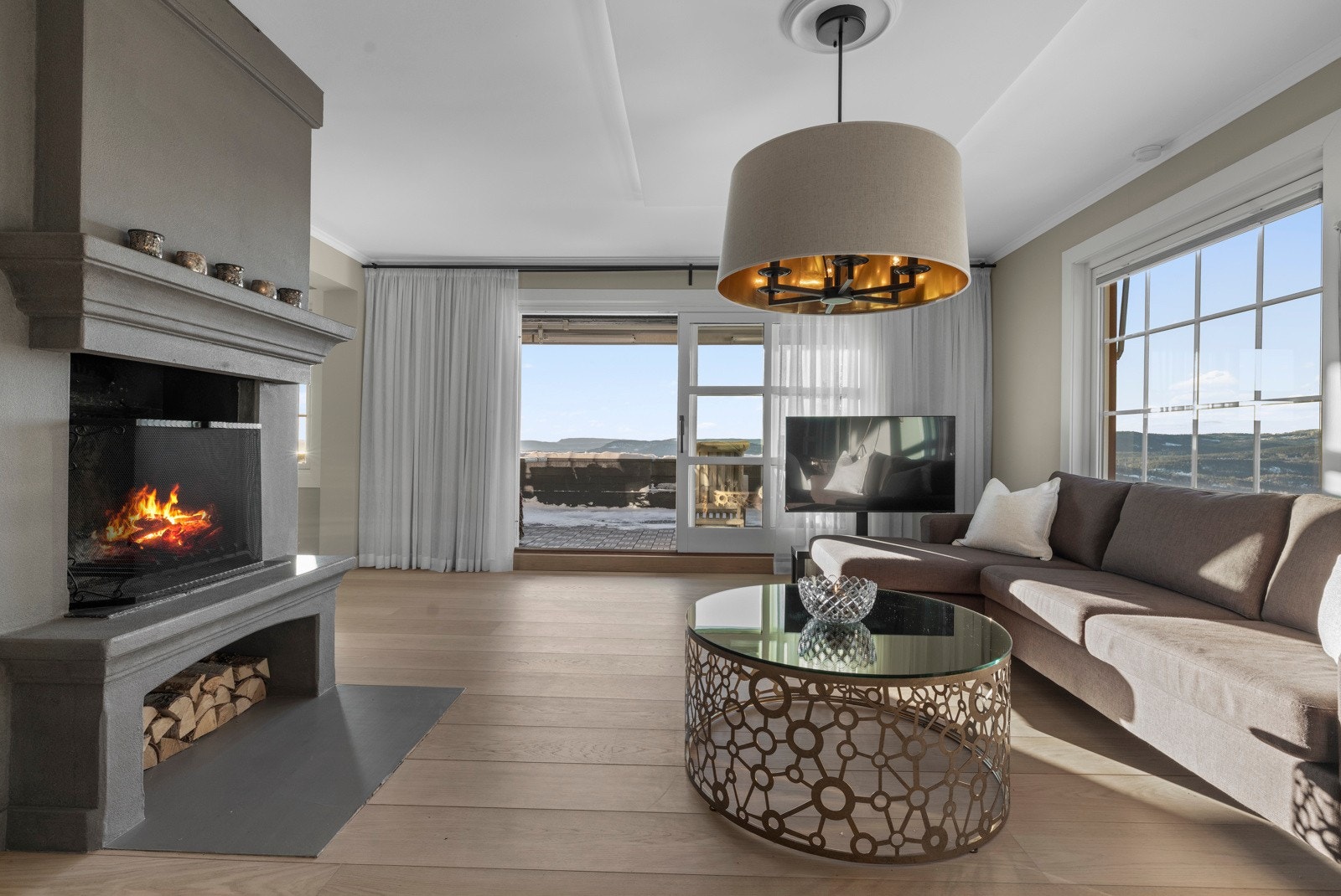 Stuen i leiligheten er romslig og flott opplyst med store vindusflater som gir rikelig med naturlig lys, og skaper en god atmosfære. Galleribilde